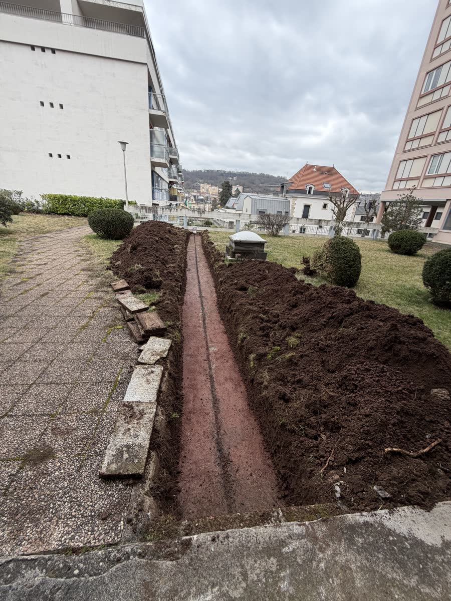 Tranchée de terrassement et pose de réseau enterré