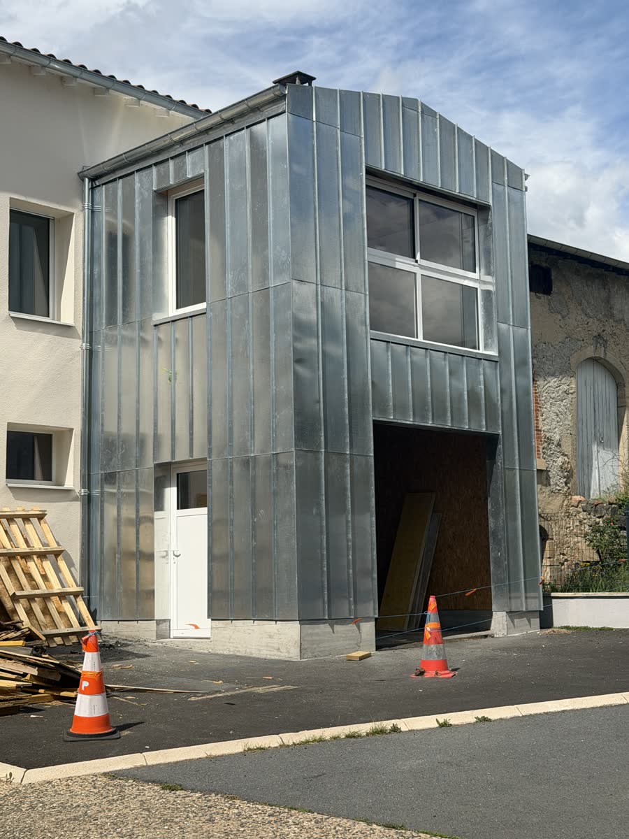 Extension habillée d'un bardage en zinc